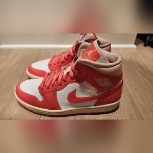 Jordan 1 MidStrawberries and Cream (Women's)